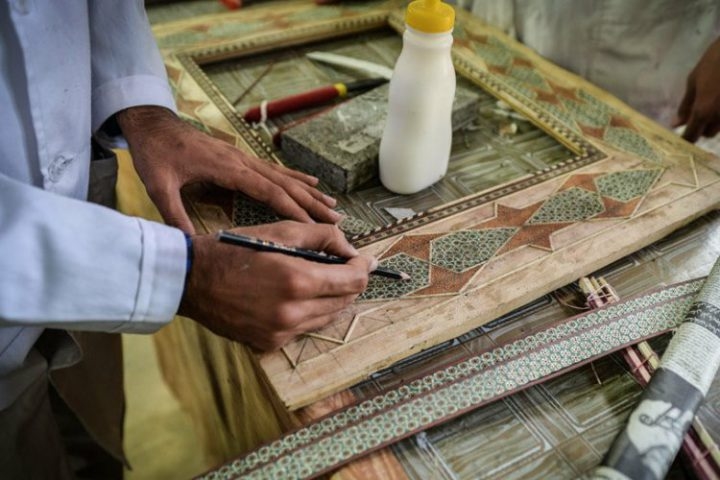برند ۷ - خاتم‌کاری و منبت؛ هندسه رنگ و چوب در دستان هنرمند